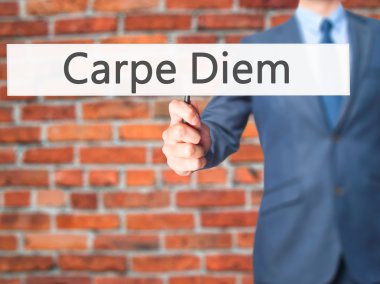 Carpe Diem - işaret gösteren iş adamı