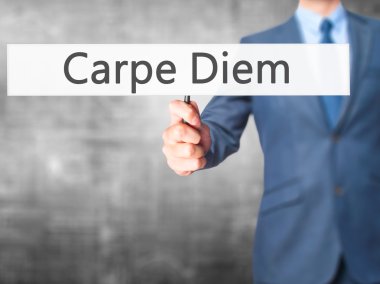 Carpe Diem - işaret gösteren iş adamı