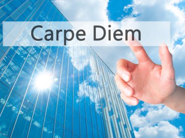 Carpe Diem - El bulanık arka plan concep bir düğmeye basarak