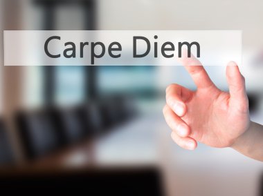 Carpe Diem - El bulanık arka plan concep bir düğmeye basarak