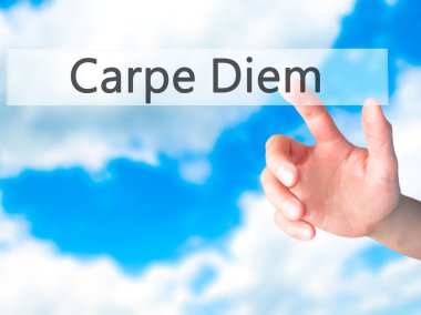 Carpe Diem - El bulanık arka plan concep bir düğmeye basarak