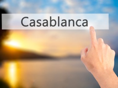 Casablanca - arka plan bulanık concep üzerinde bir düğmeye basarak el