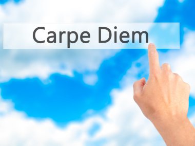 Carpe Diem - El bulanık arka plan concep bir düğmeye basarak
