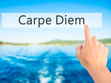 Carpe Diem - El bulanık arka plan concep bir düğmeye basarak
