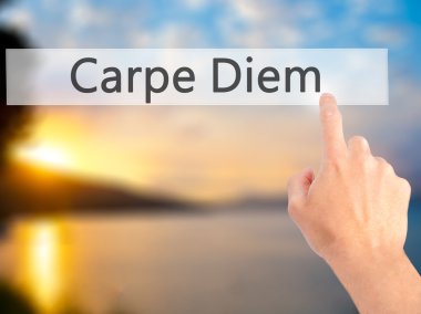 Carpe Diem - El bulanık arka plan concep bir düğmeye basarak