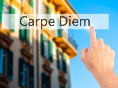 Carpe Diem - El bulanık arka plan concep bir düğmeye basarak