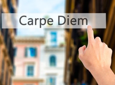 Carpe Diem - El bulanık arka plan concep bir düğmeye basarak