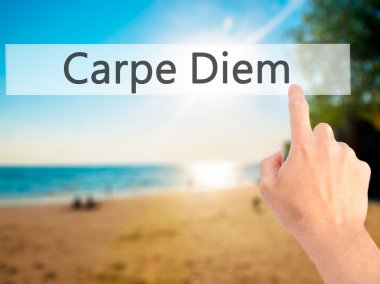Carpe Diem - El bulanık arka plan concep bir düğmeye basarak