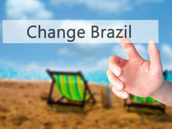 Изменить Бразилию - вручную нажмите кнопку на размытом фоне мошенничества — стоковое фото