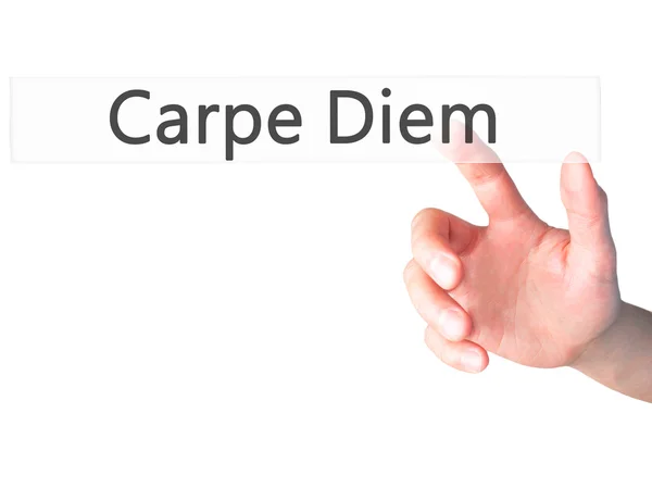 Carpe Diem - Рука, яка натискає кнопку на розмитій концепції тла — стокове фото