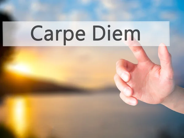 Carpe Diem - Рука, яка натискає кнопку на розмитій концепції тла — стокове фото