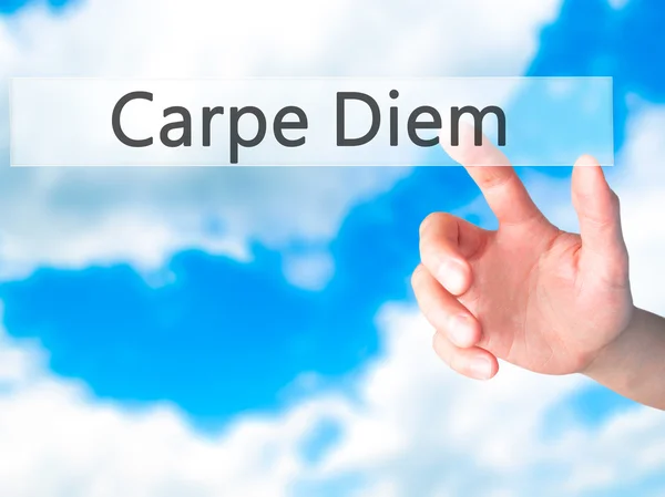 Carpe Diem - Рука, яка натискає кнопку на розмитій концепції тла — стокове фото
