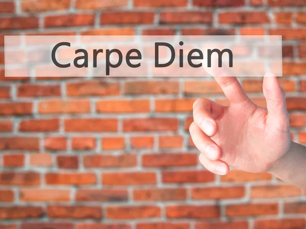 Carpe Diem - El bulanık arka plan concep bir düğmeye basarak — Stok fotoğraf