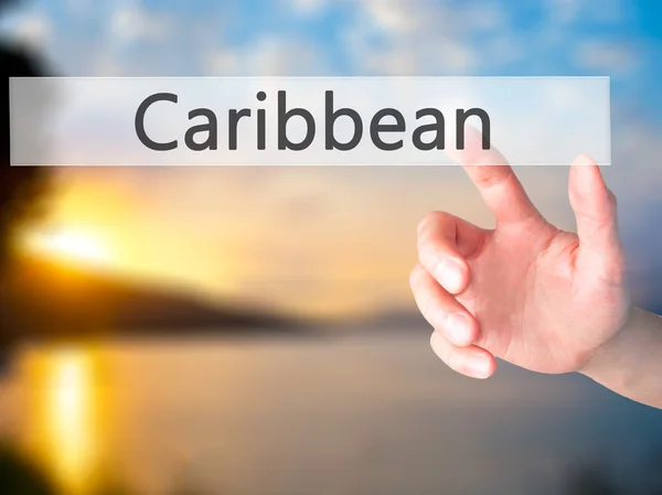 Karibik - Hand auf Knopfdruck auf verschwommenes Hintergrundkonzept — Stockfoto