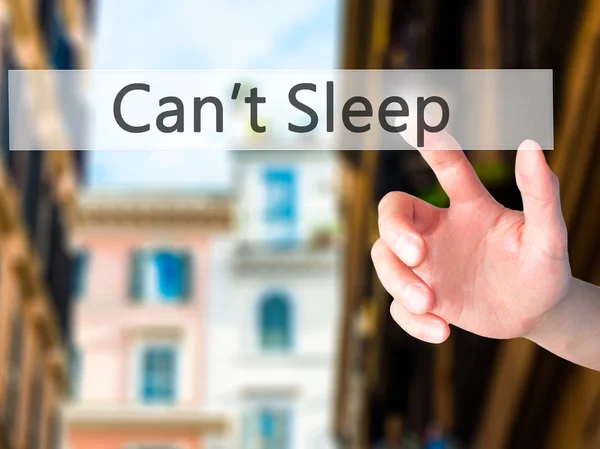Kan inte sova - Hand att trycka på en knapp på suddig bakgrund conce — Stockfoto