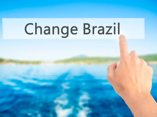 Alterar Brasil - Mão pressionando um botão no fundo borrado con — Fotografia de Stock