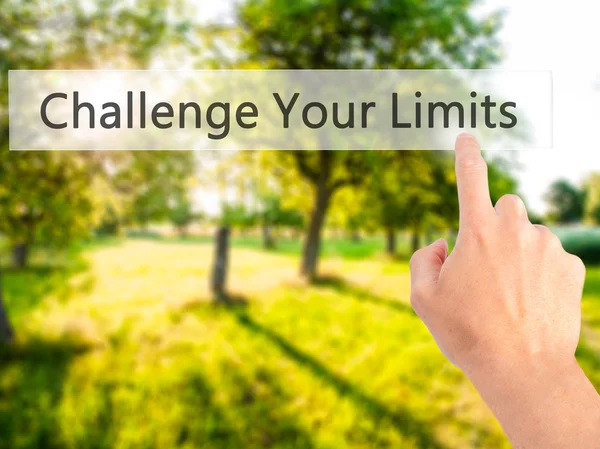 Challenge Your Limits - ручное нажатие кнопки на размытый backgr — стоковое фото