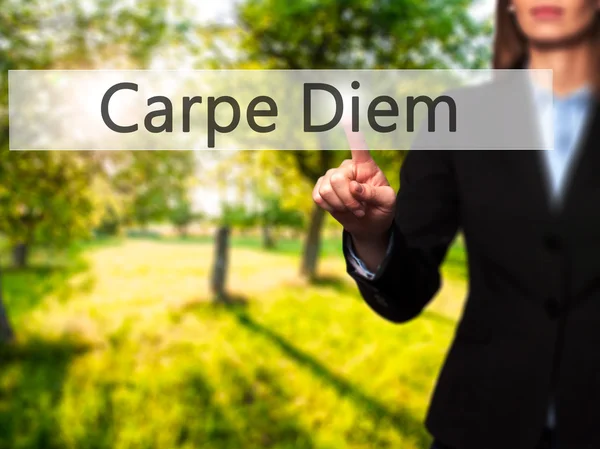 Carpe Diem - ізольована жіноча рука, яка торкається або вказує на кнопку — стокове фото