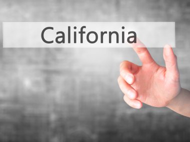 California - arka plan bulanık concep üzerinde bir düğmeye basarak el