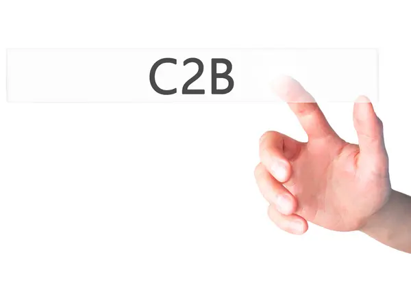 C2B - Mão pressionando um botão no conceito de fundo borrado em vi — Fotografia de Stock
