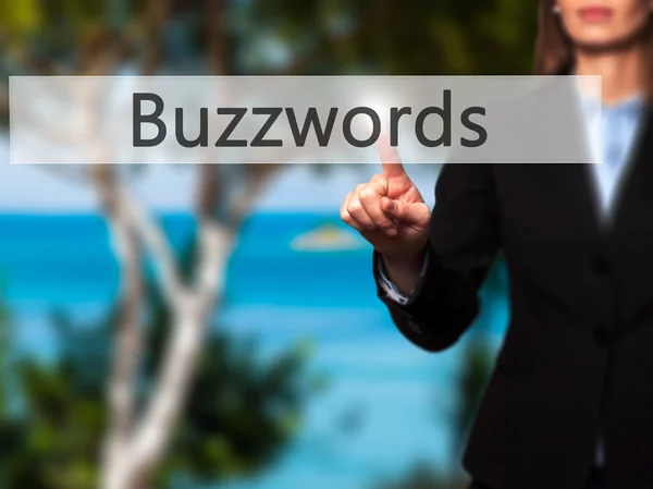 Buzzwords - Empresaria presionando el botón moderno de alta tecnología en un — Foto de Stock
