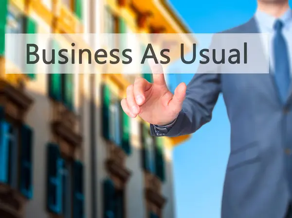Biznes jak zwykle - biznesmen kliknij na wirtualny ekran dotykowy. — Zdjęcie stockowe
