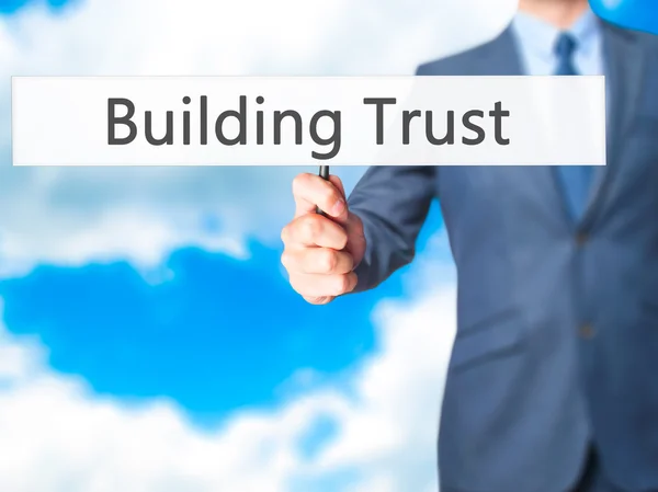 Οικοδόμηση εμπιστοσύνης - επιχειρηματίας χέρι κρατώντας πινακίδα — Φωτογραφία Αρχείου