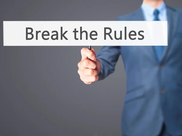 Romper las reglas - Empresario mano sosteniendo el cartel —  Fotos de Stock