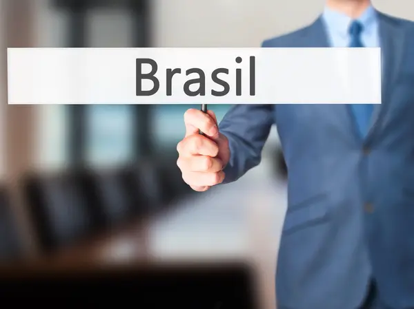 Brasilien - Geschäftsmann hält Schild in der Hand — Stockfoto