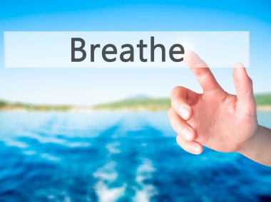 -Arka plan bulanık kavramı o üzerinde bir düğmeye basarak el nefes al