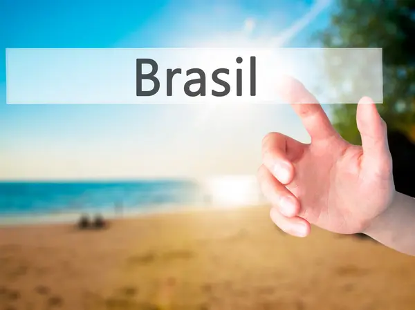 Brasil - ruky stisknutí tlačítka na rozostřeného pozadí konceptu na — Stock fotografie