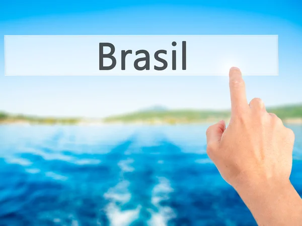 Brasil - Hand indrukken van een knop op onscherpe achtergrond concept op — Stockfoto