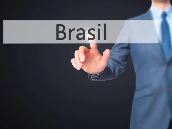 Бразилия - бизнесмен вручную нажатием кнопки на экране виртуального Интер — стоковое фото