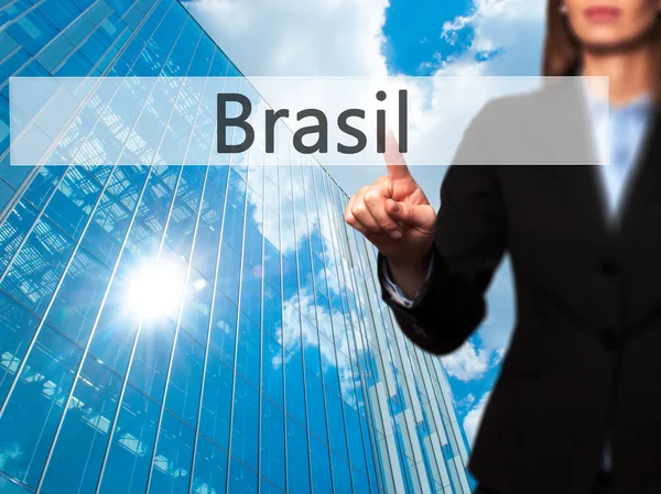 Brasil - Mulher de negócios pressionando botões modernos em uma scr virtual — Fotografia de Stock