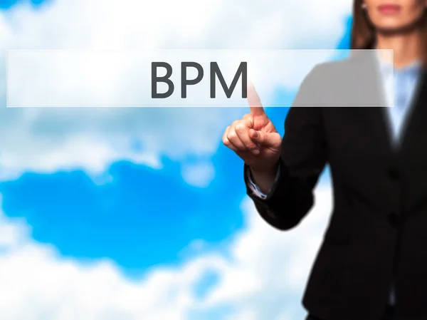 BPM (Gestão de Processos de Negócio) - Empresária pressionando moder — Fotografia de Stock