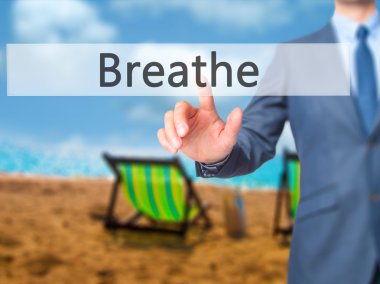 Nefes - işadamı el değmek düğme üzerinde sanal ekran Inte