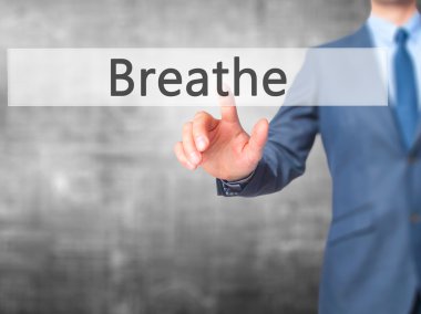 Nefes - işadamı el değmek düğme üzerinde sanal ekran Inte