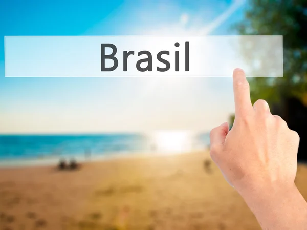 Brasil - Hand indrukken van een knop op onscherpe achtergrond concept op — Stockfoto