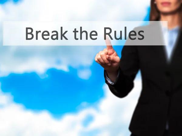 Romper las reglas - Empresaria pulsando botones modernos en un vi —  Fotos de Stock
