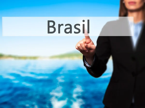 Brasil - επιχειρηματίας πατώντας μοντέρνα κουμπιά σε ένα εικονικό scr — Φωτογραφία Αρχείου