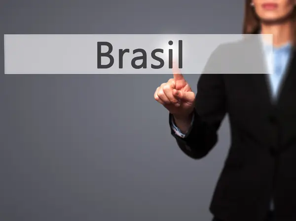 Brasil - affärskvinna att trycka på moderna knappar på en virtuell scr — Stockfoto