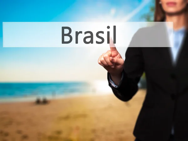 Бразилия - Бизнесвумен, нажимающая современные кнопки на виртуальный scr — стоковое фото