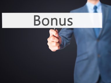 Bonus - işadamı el işareti tutarak