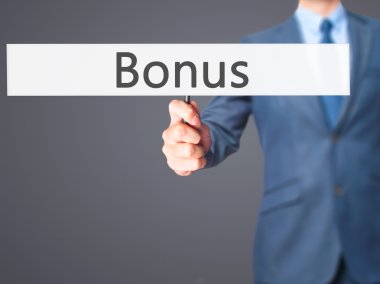 Bonus - işadamı el işareti tutarak