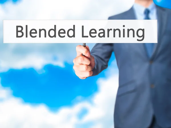 Blended Learning - affärsman hand med skylt — Stockfoto