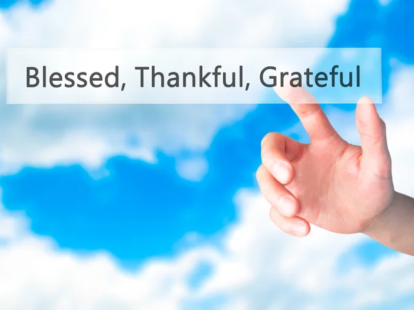 Błogosławiony wdzięczny wdzięczny-ręka naciskając przycisk na niewyraźne ba — Zdjęcie stockowe