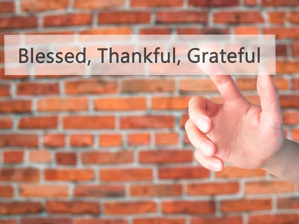 Gezegend dankbaar dankbaar-hand drukken op een knop op wazig ba — Stockfoto