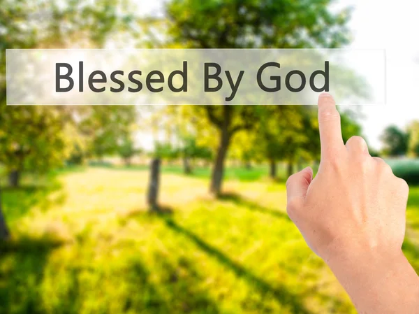 Благословенный Богом - вручную нажимая кнопку на размытом фоне co — стоковое фото