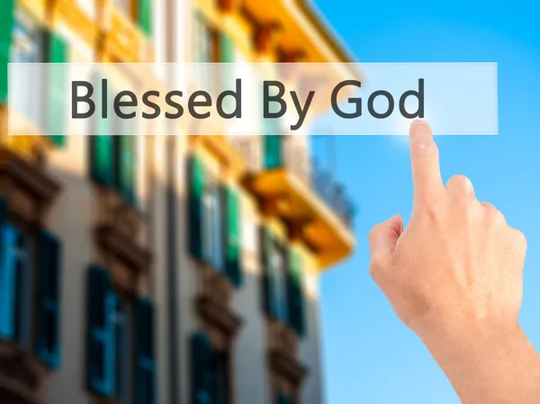 Von Gott gesegnet - Hand drückt eine Taste auf verschwommenem Hintergrund co — Stockfoto