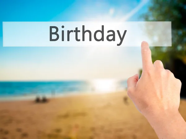 Verjaardag-hand drukken op een knop op wazig achtergrond concept — Stockfoto